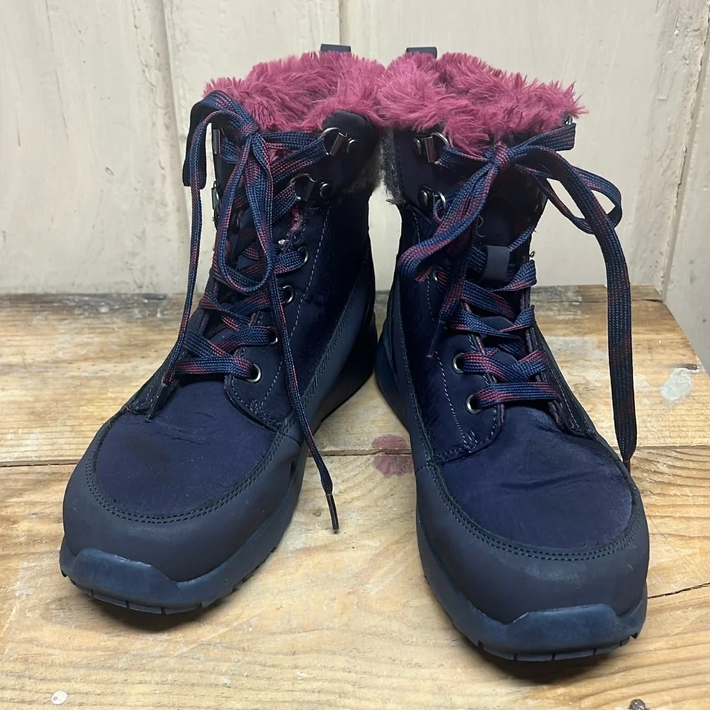 Cat and Jack girls winter/snow boot. In like new condition. Navy, gray & pink
